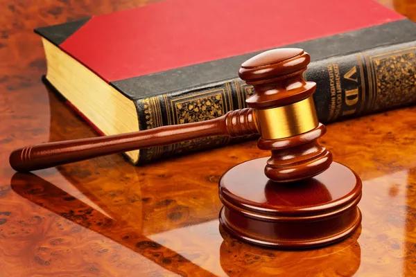 How a criminal lawyer handles complex legal cases